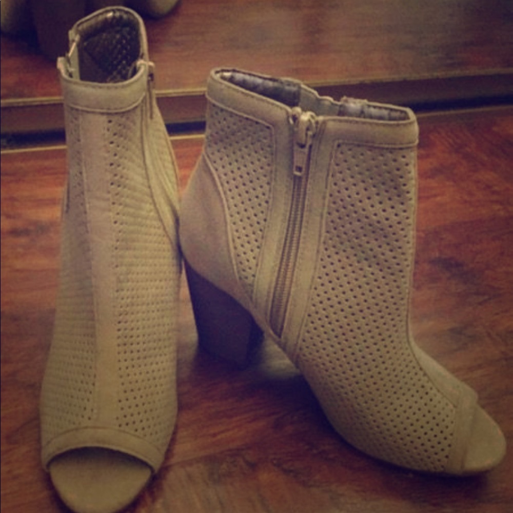 New without tags booties
